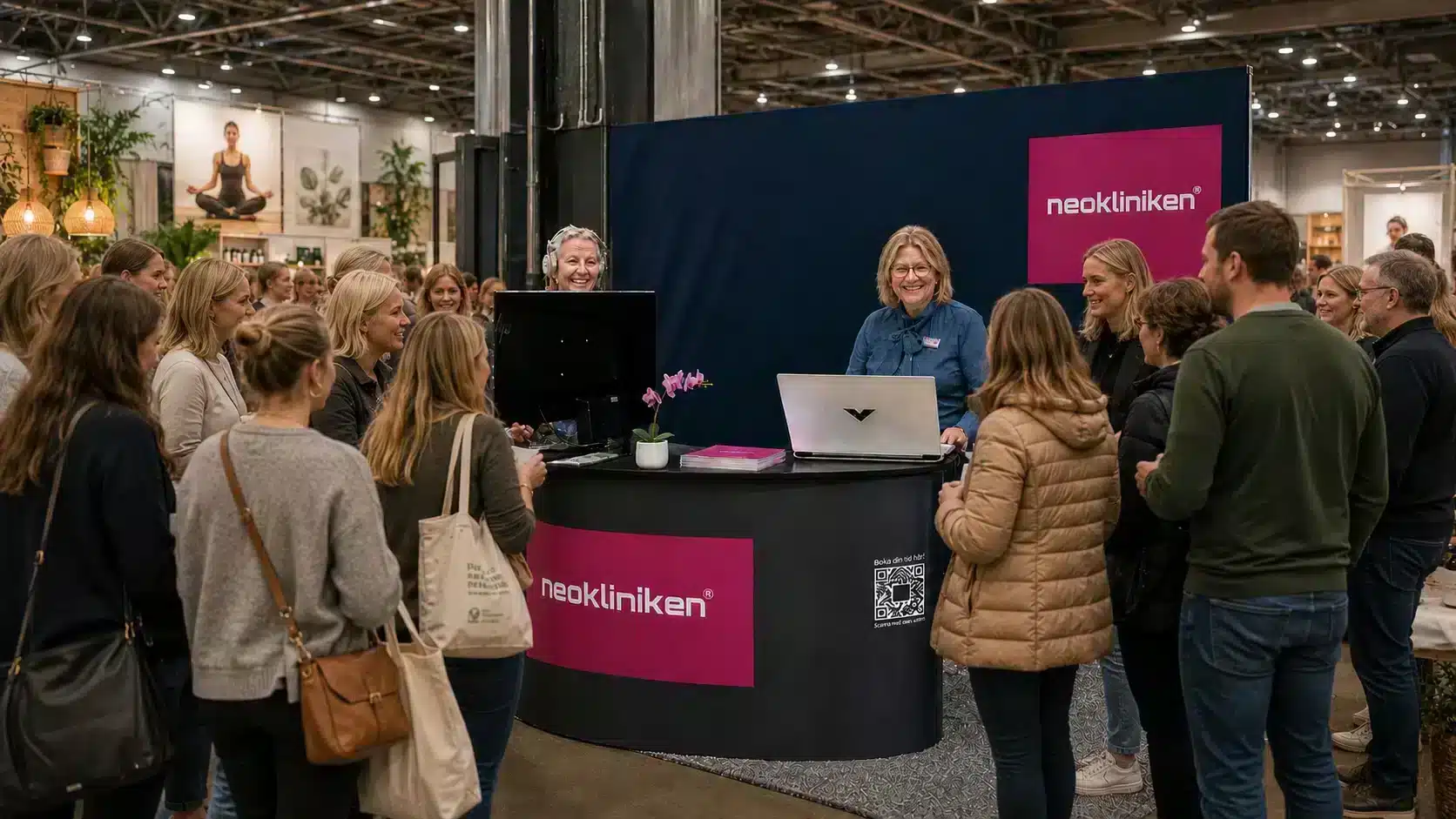 Neokliniken på hälsomässa med besökare vid montern